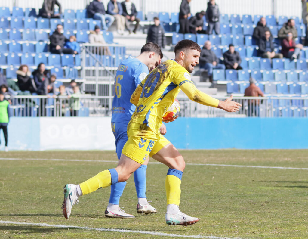 Las Palmas Atlético consiguió un valioso punto en el encuentro de este domingo contra el Fuenlabrada gracias a un gol de Sergio Rivarés en el tiempo de descuento. Vea las mejores fotos de Jorge Collado para udlaspalmas.NET.