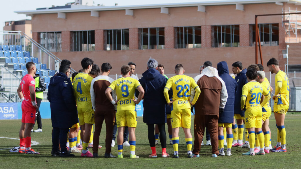 Las Palmas Atlético consiguió un valioso punto en el encuentro de este domingo contra el Fuenlabrada gracias a un gol de Sergio Rivarés en el tiempo de descuento. Vea las mejores fotos de Jorge Collado para udlaspalmas.NET.