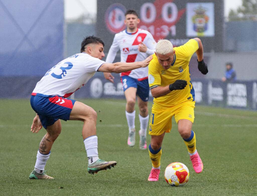 El conjunto grancanario consiguió un valioso empate en casa del líder de la categoría. Iván Medina volvió a ser clave en el equipo amarillo, que se quedó con la miel en los labios de conseguir los tres puntos.