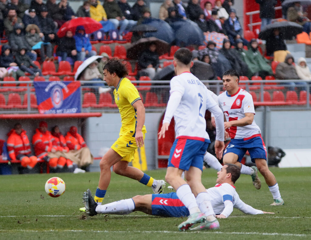 El conjunto grancanario consiguió un valioso empate en casa del líder de la categoría. Iván Medina volvió a ser clave en el equipo amarillo, que se quedó con la miel en los labios de conseguir los tres puntos.