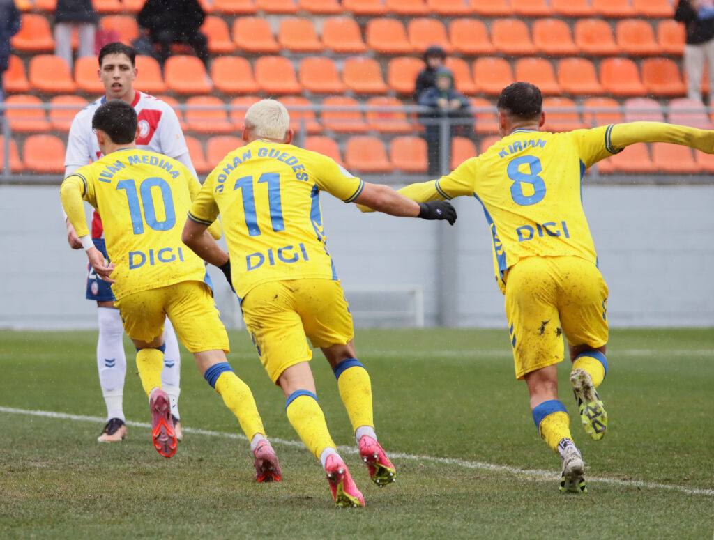El conjunto grancanario consiguió un valioso empate en casa del líder de la categoría. Iván Medina volvió a ser clave en el equipo amarillo, que se quedó con la miel en los labios de conseguir los tres puntos.