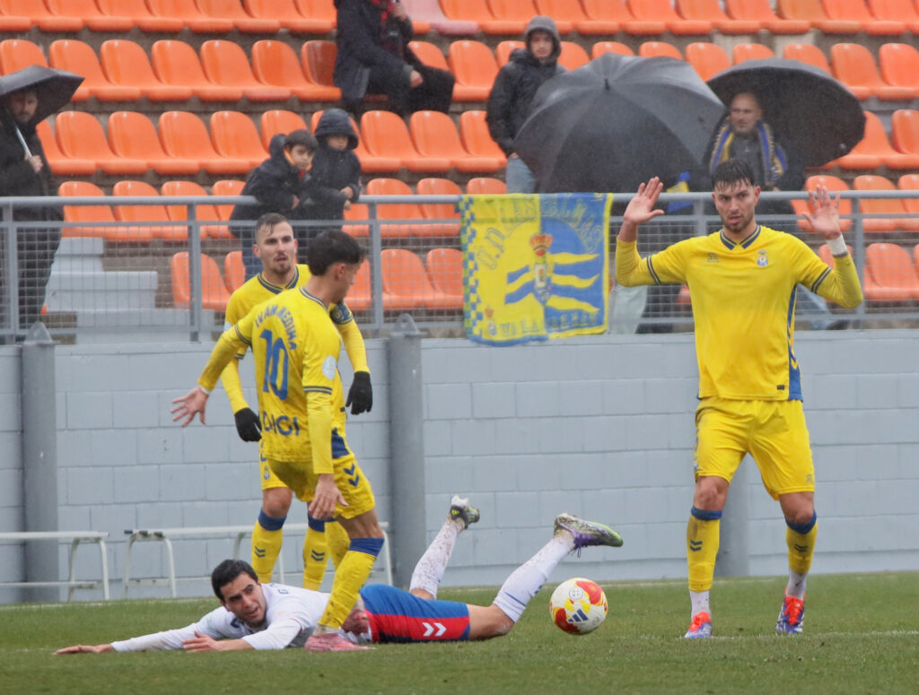 El conjunto grancanario consiguió un valioso empate en casa del líder de la categoría. Iván Medina volvió a ser clave en el equipo amarillo, que se quedó con la miel en los labios de conseguir los tres puntos.