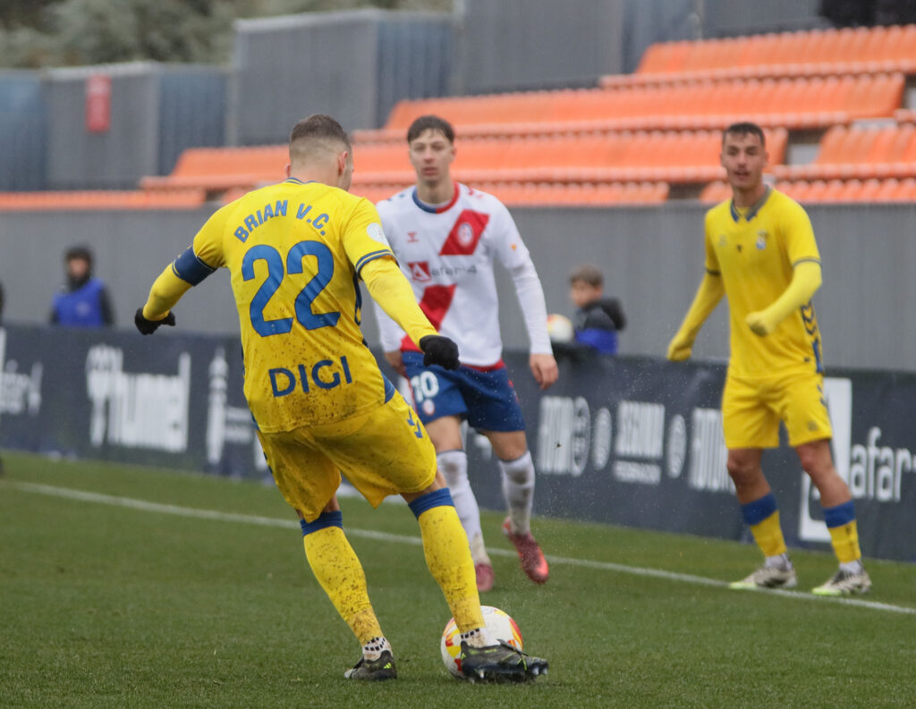 El conjunto grancanario consiguió un valioso empate en casa del líder de la categoría. Iván Medina volvió a ser clave en el equipo amarillo, que se quedó con la miel en los labios de conseguir los tres puntos.