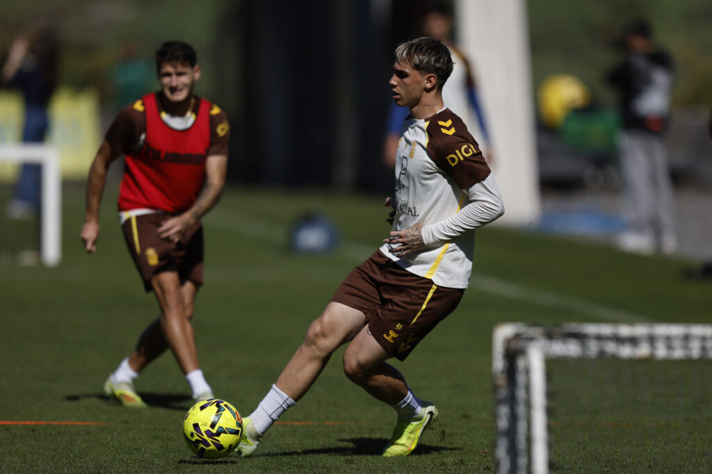 El conjunto grancanario volvió este martes al trabajo en la Ciudad Deportiva de Barranco Seco y ya prepara el duelo de este domingo, a las 17:30 horas, contra la Cultural y Deportiva Leonesa. La Unión Deportiva Las Palmas comenzó este martes a preparar el duelo de la próxima jornada. Este domingo, el conjunto grancanario rendirá