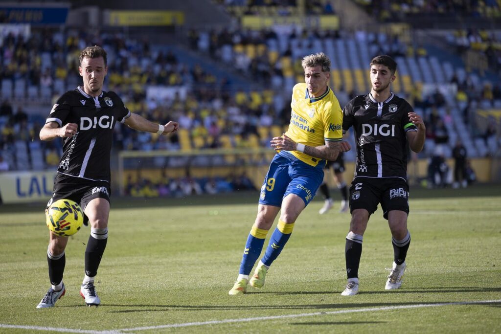 El conjunto grancanario no realizó un partido brillante pero tuvo ocasiones de sobra para ponerse por delante en el marcador, pero se encontró con una exhibición de Ander Cantero, que evitó varios goles clarísimos. Manu Fuster estrelló un balón en el palo. Los cambios volvieron a no tener el efecto esperado y Las Palmas acumula