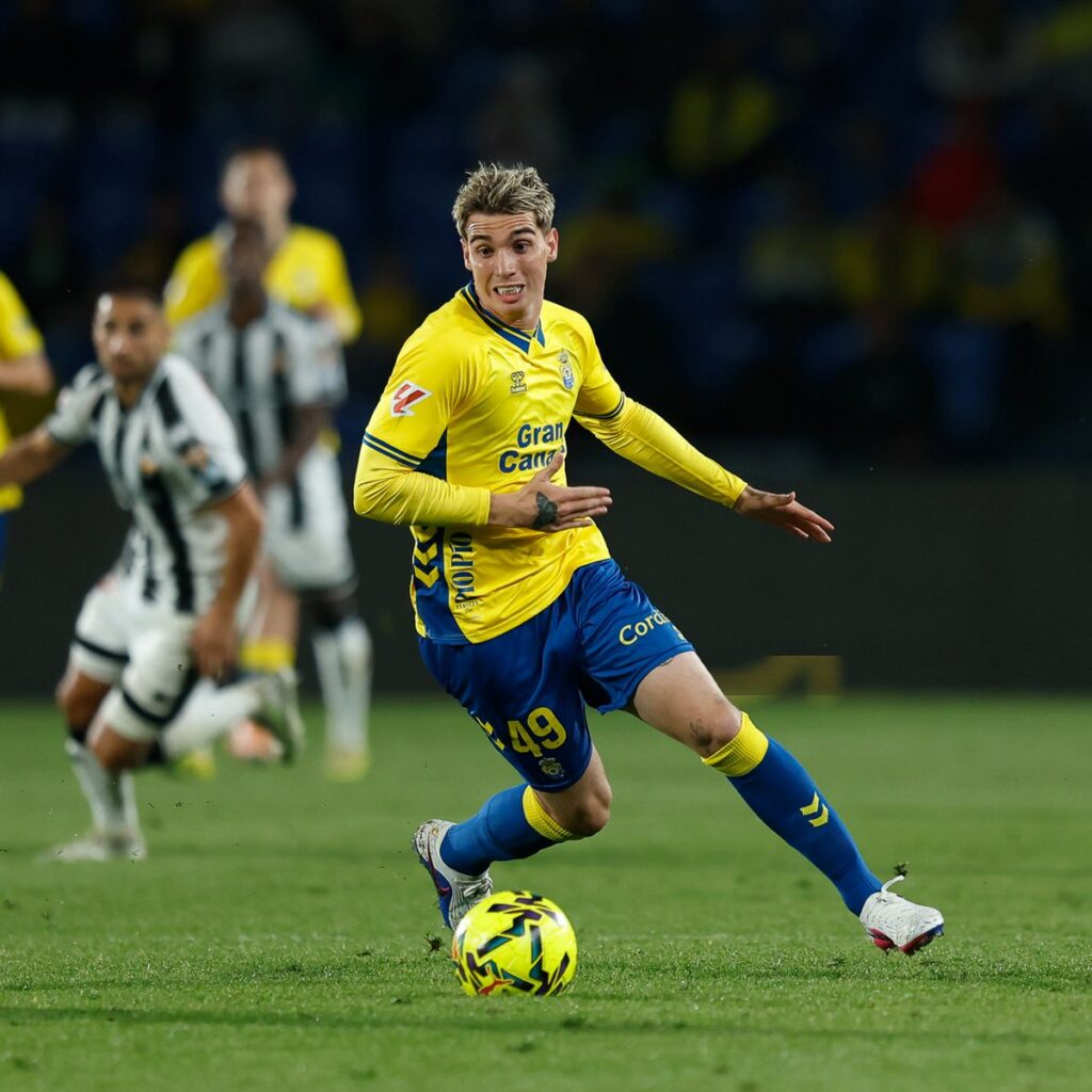 Iker Bravo Castellón | udlaspalmas.NET Desde este 1 de julio, Lorenzo Amatucci, Estanis Pedrola e Iker Bravo, además de Nicolás Benedetti, ya no pertenecen a la Unión Deportiva Las Palmas. Se acabó la temporada 2025-2026. Desde este miércoles 1 de julio comienza la temporada 2026-2027 y son varios los jugadores que con el cambio de mes ya no pertenecen a
