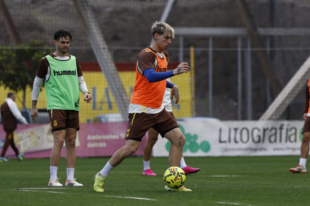 El conjunto grancanario volvió este martes a los entrenamientos para empezar a preparar el partido de este sábado contra el Burgos. Nicolás Benedetti se ejercita con el grupo y podría entrar en la convocatoria contra el equipo burgalés. Este lunes terminó la jornada en LaLiga Hypermotion, donde nada es lo que parece y donde el