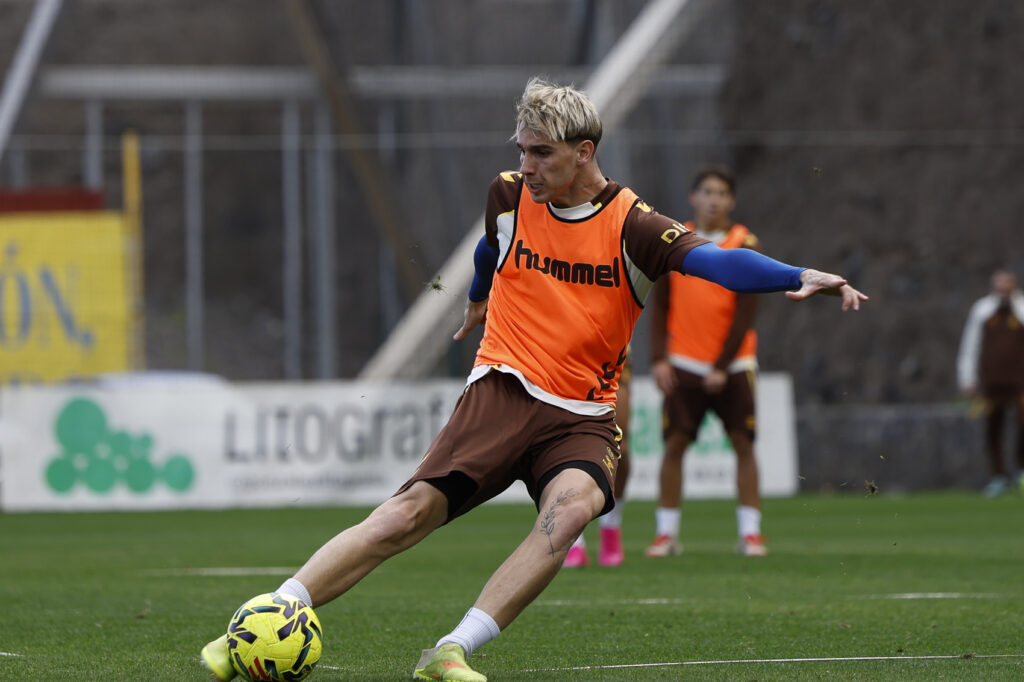 La Unión Deportiva Las Palmas no sabe lo que es marcarle un gol al Burgos Club de Fútbol tras cinco enfrentamientos oficiales en la categoría de plata del fútbol español. Se busca goleador. Ya no solo para toda la temporada, sino para el partido de este sábado en Siete Palmas contra la ‘nueva’ versión del