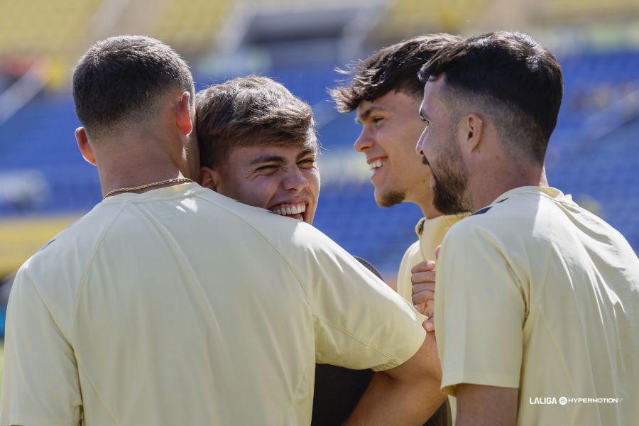 El mediapunta ítalo-uruguayo volverá en el mes de marzo para encarar la última fase de su recuperación. El '9' de la Unión Deportiva Las Palmas estuvo presente este sábado en el Estadio de Gran Canaria. Espectador de lujo en el Estadio de Gran Canaria. El que será el primer fichaje de la temporada 2026-2027, Jeremía