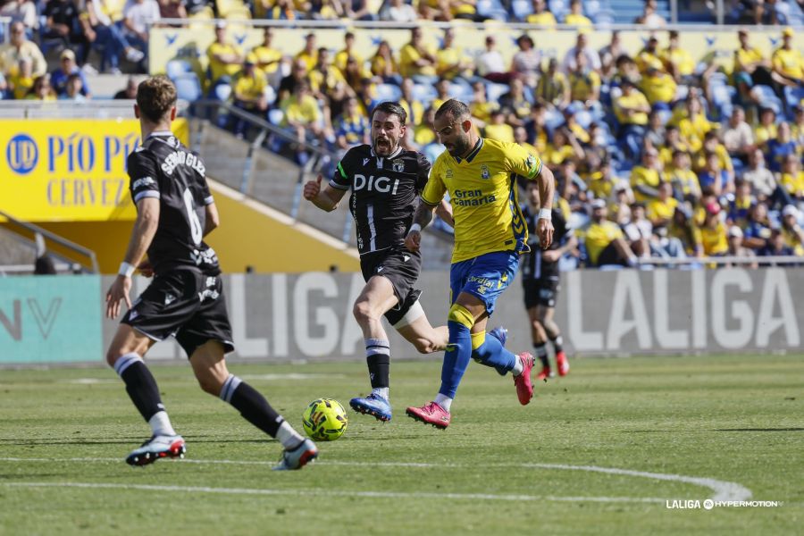 El conjunto grancanario no realizó un partido brillante pero tuvo ocasiones de sobra para ponerse por delante en el marcador, pero se encontró con una exhibición de Ander Cantero, que evitó varios goles clarísimos. Manu Fuster estrelló un balón en el palo. Los cambios volvieron a no tener el efecto esperado y Las Palmas acumula