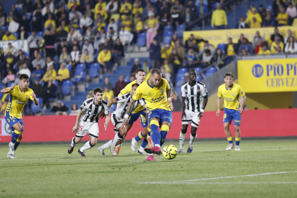 La Unión Deportiva Las Palmas no realizó su partido más brillante pero llegó al descuento por delante en el marcador y con un jugador más, pero aún así fue incapaz de cortar la dinámica de resultados, que ya suma siete partidos consecutivos sin ganar. Jesé Rodríguez adelantó a los amarillos. Sandro Ramírez reapareció en los