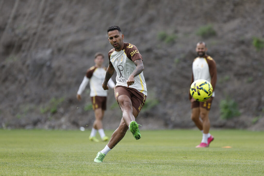 El capitán de la Unión Deportiva Las Palmas se quedó por primera vez sin minutos con el conjunto grancanario una vez ha entrado en la convocatoria. El '21' calentó en la banda del Estadio de Gran Canaria pero no saltó al terreno de juego. Jonathan Viera vivió el domingo una nueva situación en la Unión