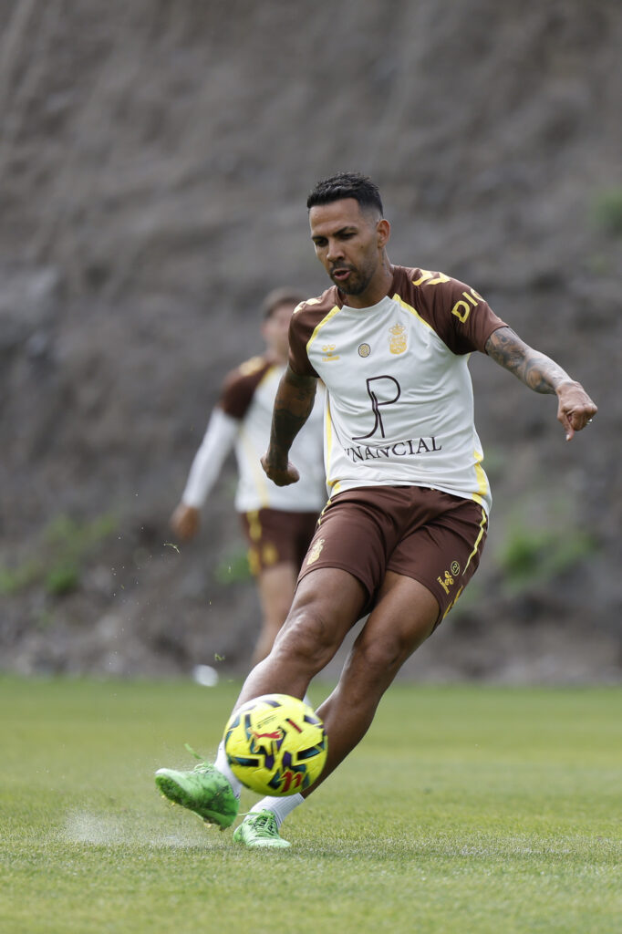 El '21' de la Unión Deportiva Las Palmas se ejercitó este martes junto al resto de sus compañeros y estará disponible para el domingo visitar Miranda de Ebro para el enfrentamiento contra el Mirandés. Jonathan Viera ya está de vuelta. Tras una de las semanas más importantes que puede tener cualquier padre, tras el nacimiento