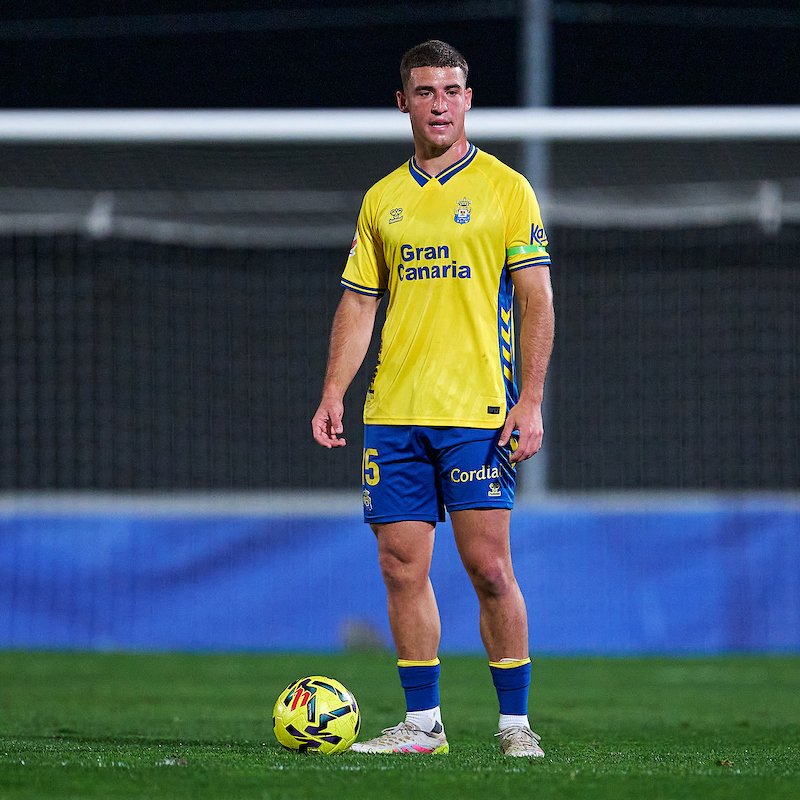 Juanma Herzog Real Sociedad B | udlaspalmas.NET El central tinerfeño de la Unión Deportiva Las Palmas superó en Ceuta el medio centenar de partidos con el conjunto grancanario y está aprovechando la oportunidad para ponerle las cosas difíciles a Rubén de la Barrera. La nueva Unión Deportiva Las Palmas 2026-2027 ha comenzado el campeonato ganando las dos primeras jornadas y encajando un