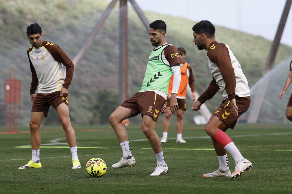 El mediocentro tinerfeño mandó un mensaje de optimismo y ejerció de líder de la Unión Deportiva Las Palmas, saliéndose de mensajes tímidos y demostrando ambición para que el representativo vuelva a la élite del fútbol español. Palabra de líder. No es el primer capitán en la presente temporada, pero Kirian Rodríguez es un líder dentro