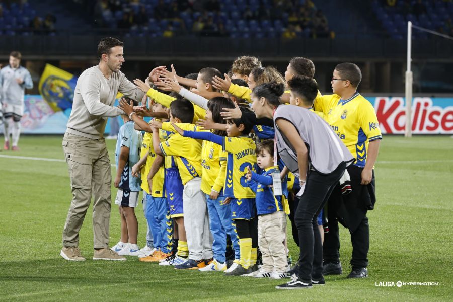 El técnico de la Unión Deportiva Las Palmas incidió en varias ocasiones de la crueldad que el fútbol está ejerciendo sobre la Unión Deportiva, que acumula siete jornadas consecutivas sin ganar. Con uno menos y en el tiempo de descuento, el Castellón empató en el Gran Canaria: "El mejor análisis es que estoy muy orgulloso