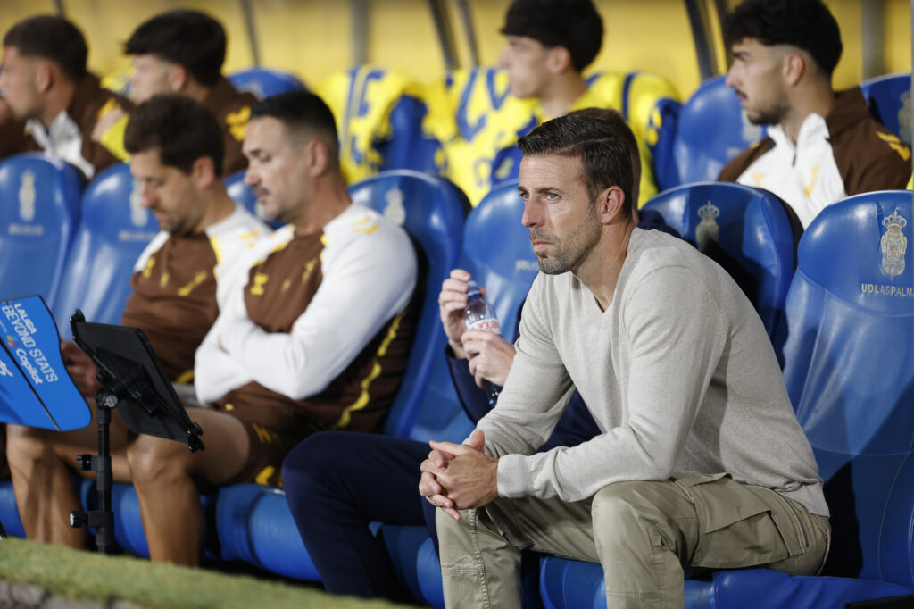 El técnico de la Unión Deportiva Las Palmas incidió en varias ocasiones de la crueldad que el fútbol está ejerciendo sobre la Unión Deportiva, que acumula siete jornadas consecutivas sin ganar. Con uno menos y en el tiempo de descuento, el Castellón empató en el Gran Canaria: "El mejor análisis es que estoy muy orgulloso