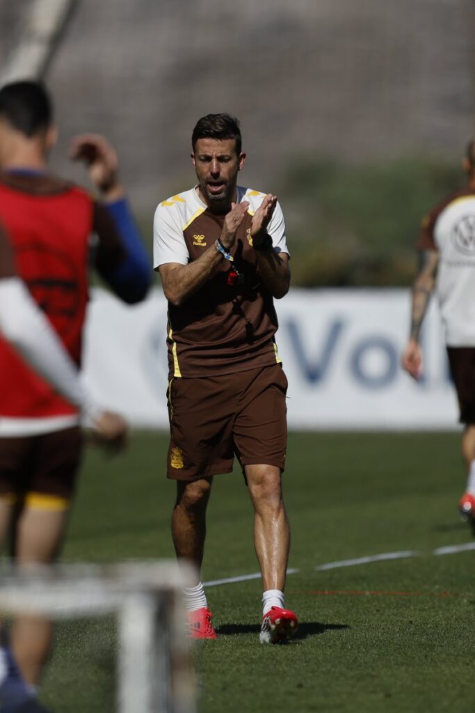 Luis García entrenamiento | udlaspalmas.NET El entrenador de la Unión Deportiva Las Palmas volvió a reiterar de que una victoria cambiaría toda la dinámica del conjunto grancanario. Destacó el buen nivel y la personalidad de Jesé Rodríguez. Duelo por todo lo alto en el Estadio de Gran Canaria. Las Palmas recibe a un Castellón que "está haciendo muy bien las