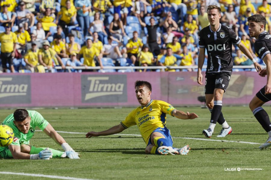 El conjunto grancanario termina el domingo en puestos de promoción de ascenso aunque un rival directo como el Córdoba no pudo jugar este fin de semana al aplazarse su partido. El ascenso directo, como mínimo, ya está a cuatro puntos. La Unión Deportiva Las Palmas llegará a Anduva en puestos de promoción de ascenso a
