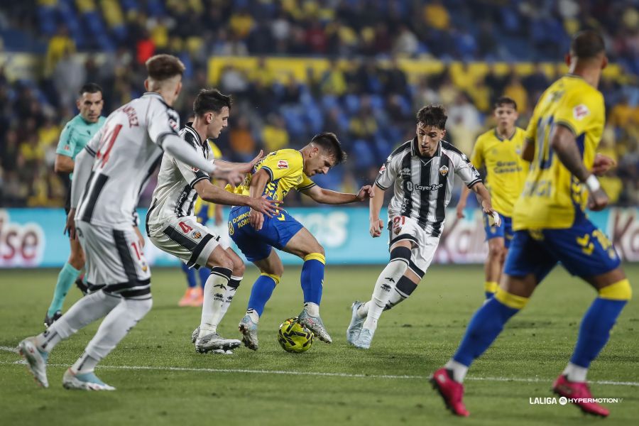 Manu Fuster Castellón | udlaspalmas.NET Los jugadores de la Unión Deportiva Las Palmas salieron disgustados tras perder una oportunidad de oro ante el Castellón, que con un jugador menos empató en el tiempo de descuento. Siempre voz autorizada, Jesé Rodríguez reconoció tras el partido el sentir del vestuario: "Estamos triste, nos merecíamos la victoria. El equipo lo ha dejado todo,