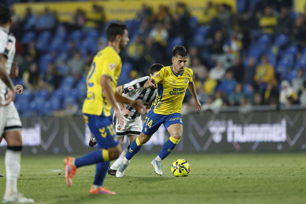 La Unión Deportiva Las Palmas no realizó su partido más brillante pero llegó al descuento por delante en el marcador y con un jugador más, pero aún así fue incapaz de cortar la dinámica de resultados, que ya suma siete partidos consecutivos sin ganar. Jesé Rodríguez adelantó a los amarillos. Sandro Ramírez reapareció en los