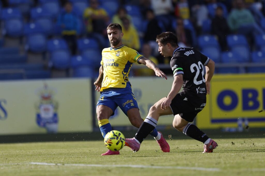 Pejiño Burgos | udlaspalmas.NET La Unión Deportiva Las Palmas ya ha sumado 69 puntos en LaLiga Hypermotion, algo que le hubiese valido para jugar la promoción de ascenso en todas las temporadas con el actual sistema menos en la 2011-2012, cuando el Almería se quedó fuera con 70 puntos. La Unión Deportiva Las Palmas tiene 69 puntos a falta