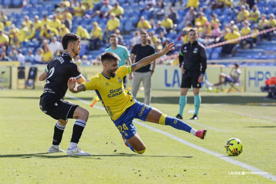 El conjunto grancanario no realizó un partido brillante pero tuvo ocasiones de sobra para ponerse por delante en el marcador, pero se encontró con una exhibición de Ander Cantero, que evitó varios goles clarísimos. Manu Fuster estrelló un balón en el palo. Los cambios volvieron a no tener el efecto esperado y Las Palmas acumula