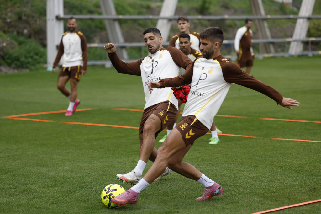 La Unión Deportiva Las Palmas comenzó este martes a preparar el partido de este domingo contra el Mirandés en Anduva, donde nunca ha conseguido llevarse los tres puntos. Vuelta al trabajo para el primer equipo de la Unión Deportiva Las Palmas. El conjunto grancanario volvió este martes a los entrenamientos en la Ciudad Deportiva de