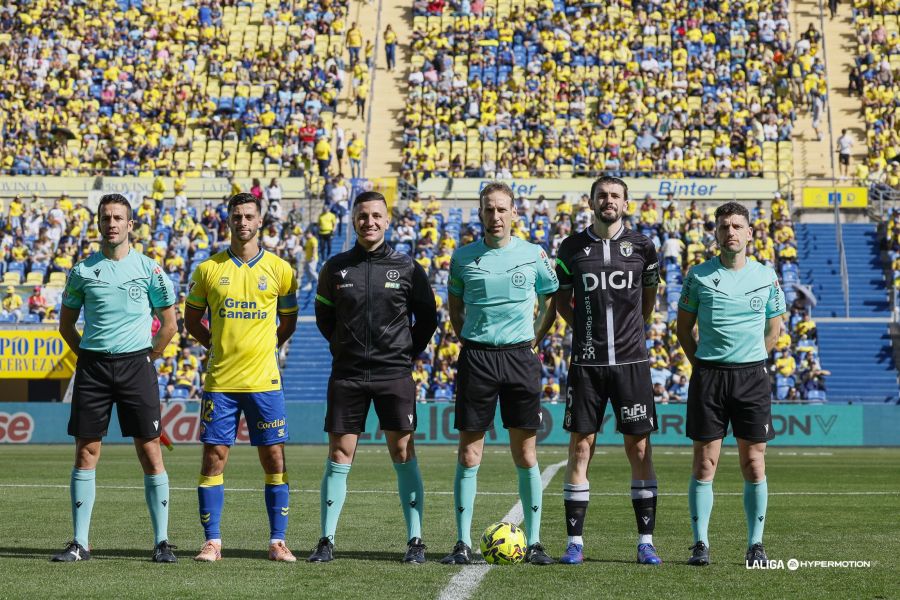 El colegiado murciano será el encargado de arbitrar el partido de este lunes en tierras gaditanas. Ha arbitrado en siete ocasiones al representativo y ha expulsado a tres jugadores de Las Palmas. Este domingo, la Real Federación Española de Fútbol ha anunciado las nuevas designaciones del lunes para la trigésima séptima jornada de LaLiga Hypermotion