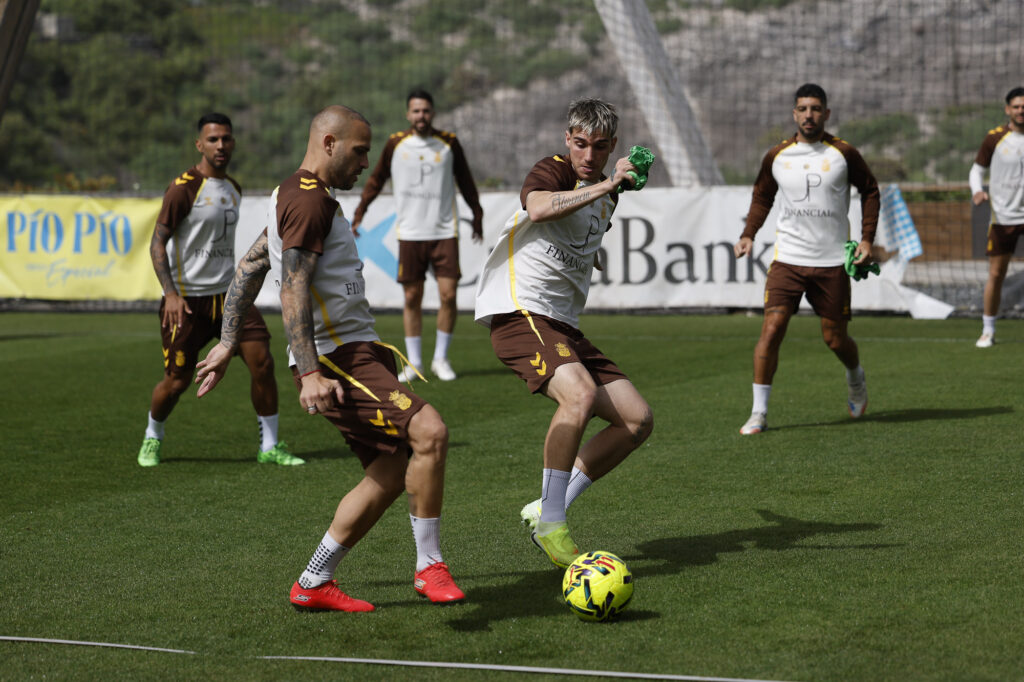 Sandro Ramírez e Iker Bravo entrenamiento | udlaspalmas.NET El delantero grancanario de la Unión Deportiva Las Palmas no jugaba desde el pasado 13 de mayo de 2025 horas antes del descenso matemático de Las Palmas tras perder contra el Sevilla en el Ramón Sánchez-Pizjuán. La Unión Deportiva Las Palmas ya tiene al nuevo delantero por el cual llevaba esperando desde al menos el