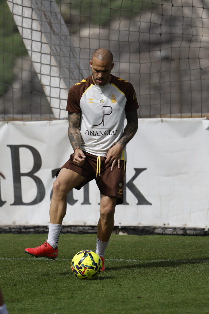 El técnico de la Unión Deportiva Las Palmas desveló este viernes que el ariete de Sardina del Sur seguirá siendo baja una semana más, que recupera a Jonathan Viera y deja en duda la convocatoria de Sandro Ramírez. Semana de movimiento en la Unión Deportiva Las Palmas. Luis García recupera efectivos para el partido de