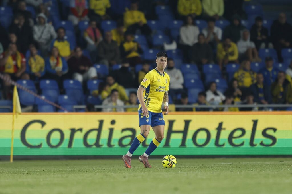 Sergio Barcia Castellón | udlaspalmas.NET El central gallego de la Unión Deportiva Las Palmas vio el pasado sábado la cuarta tarjeta amarilla de la temporada y en caso de ser amonestado contra la Cultural Leonesa se perdería el partido en casa contra el Ceuta. La habitual línea defensiva de la que suele hacer gala Luis García tiene a dos de