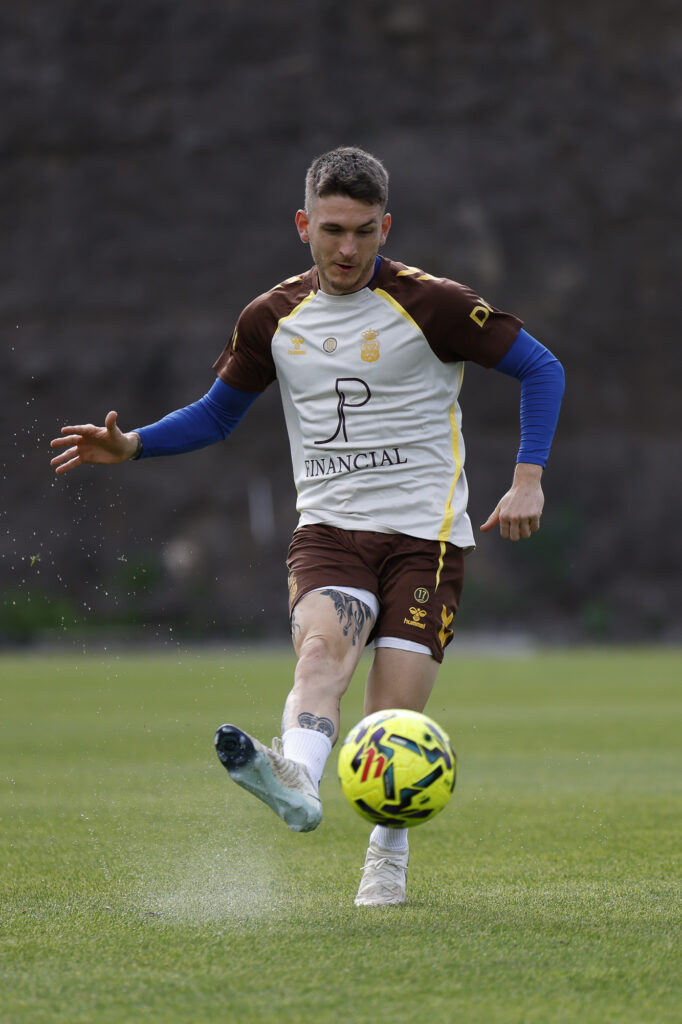 El lateral derecho de la Unión Deportiva Las Palmas se lesionó el pasado 18 de enero en Santander y desde este domingo volvió al grupo. Podría entrar en la convocatoria para Anduva. Buenas noticias para Luis García en la Unión Deportiva Las Palmas. Con la acumulación de amonestaciones de Marvin Park amenazando la posibilidad de