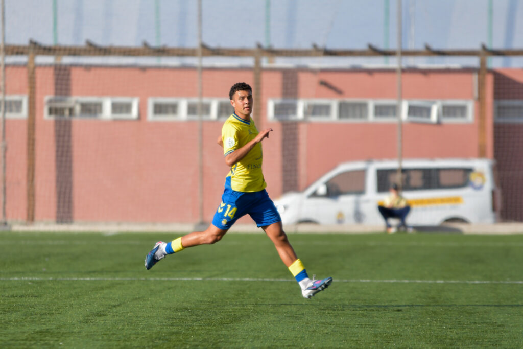image00002 | udlaspalmas.NET Las Palmas C tendrá que convivir en los próximos meses sin su jugador más fiable, que hasta este sábado había jugado todos los partidos de la temporada y que se lesionó en la rodilla en el derbi contra el Tenerife C. Aún queda temporada por delante de Las Palmas C y el equipo de José