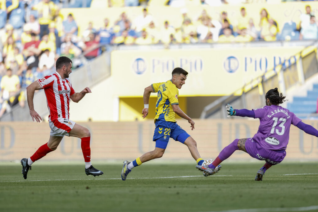 Ale García Sporting0 | udlaspalmas.NET El conjunto grancanario estuvo a punto de quedarse una vez más con la miel en los labios pero Dinko Horkaš permitió que la Unión Deportiva Las Palmas se hiciera con los tres puntos y siga una semana más en promoción de ascenso. Ale García adelantó al conjunto amarillo, que volvió a ser mejor en la