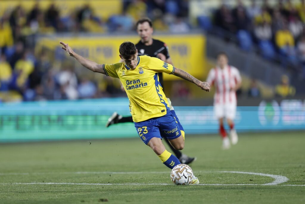 El lateral malagueño de la Unión Deportiva Las Palmas dio un paso importante en su carrera al hacerse importante en un equipo como el Eibar, donde disputó 72 partidos oficiales. Las Palmas pagó por su traspaso. Casi un millón de euros pagó la Unión Deportiva Las Palmas para hacerse con los servicios de Cristian Gutiérrez.