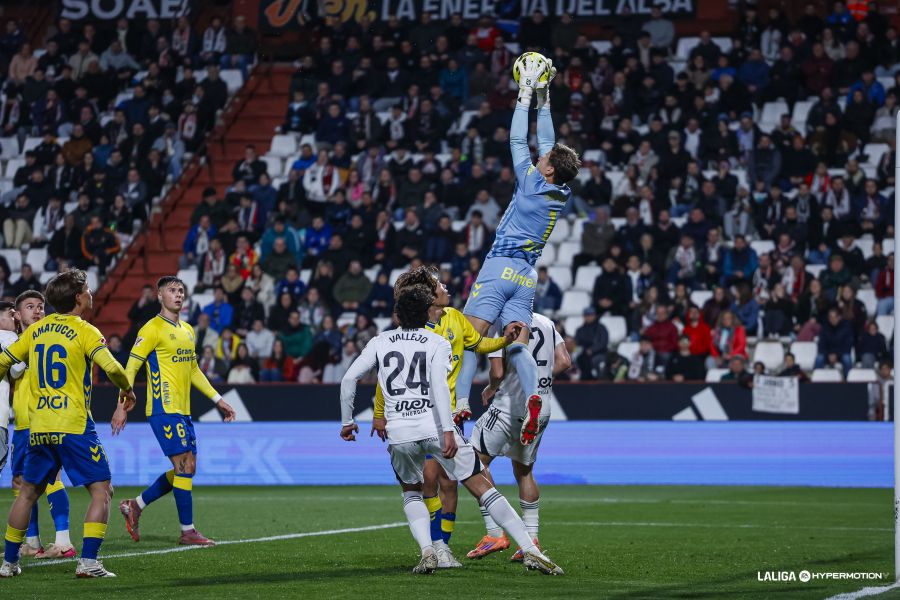 El conjunto grancanario mantiene su desventaja de cuatro puntos respecto al ascenso directo y ve más cerca al séptimo clasificado, un Burgos que ahora mismo está a un solo punto del equipo amarillo. Los resultados de la jornada acompañaron a la Unión Deportiva Las Palmas y hasta los últimos minutos del partido en el Carlos