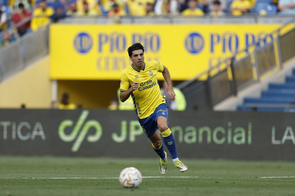 Enrique Clemente Sporting | udlaspalmas.NET El defensa de la Unión Deportiva Las Palmas renovó a principio de mes hasta el 30 de junio de 2029 y se muestra muy feliz tanto en el representativo como en Gran Canaria. Enrique Clemente seguirá en la Unión Deportiva Las Palmas al menos tres temporadas más. El pasado 4 de marzo, la entidad grancanaria