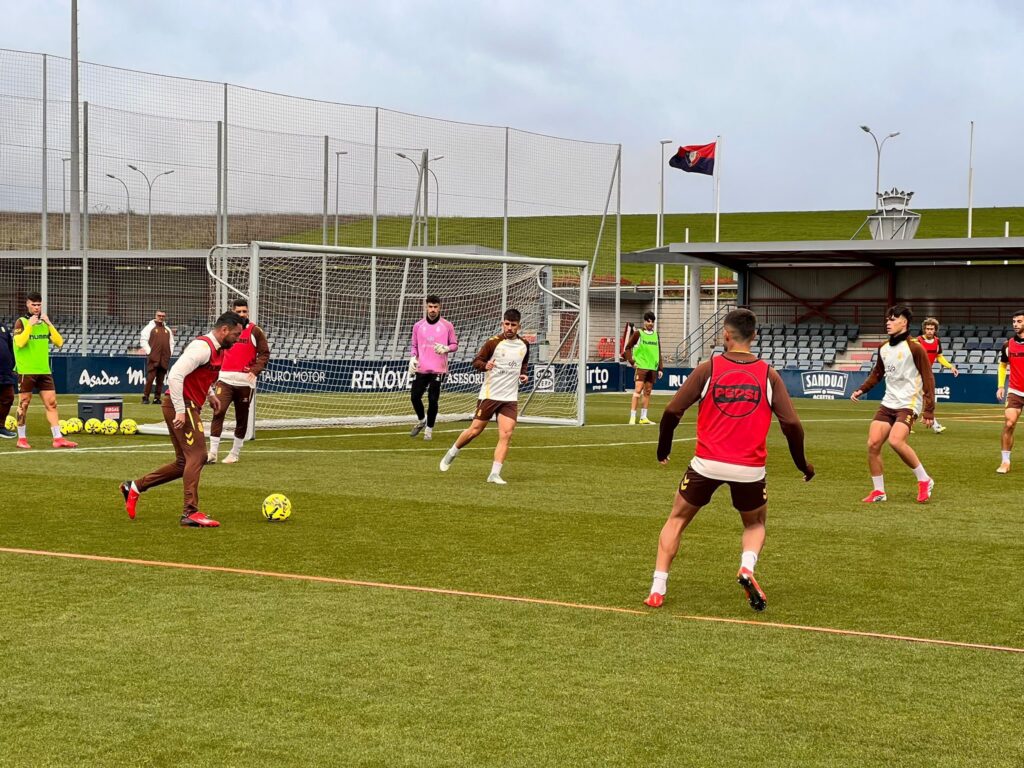 Entrenamiento Tajonar0 | udlaspalmas.NET El conjunto grancanario realizó este sábado el último entrenamiento de la semana antes de medirse este domingo al Eibar. Víctor Villote y Valentín Pezzolesi, en la lista de convocados. Tras el último entrenamiento realizado en la Ciudad Deportiva de Barranco Seco, la Unión Deportiva Las Palmas puso rumbo a Navarra, a donde llegó casi entrada