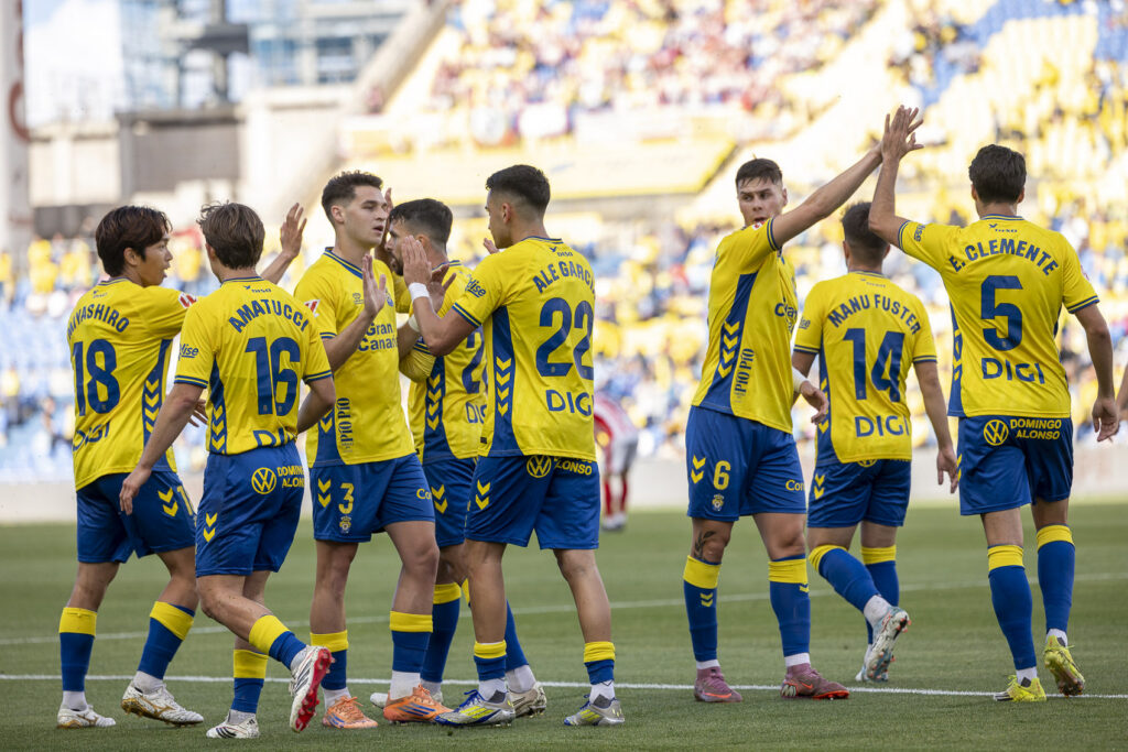 El conjunto grancanario consigue escalar hasta la quinta posición clasificatoria pero sigue a cuatro puntos del ascenso directo y con un solo punto de margen respecto al séptimo clasificado, el Burgos. Una victoria para seguir en promoción de ascenso. La Unión Deportiva Las Palmas cumplió contra el Sporting de Gijón y dio un paso para