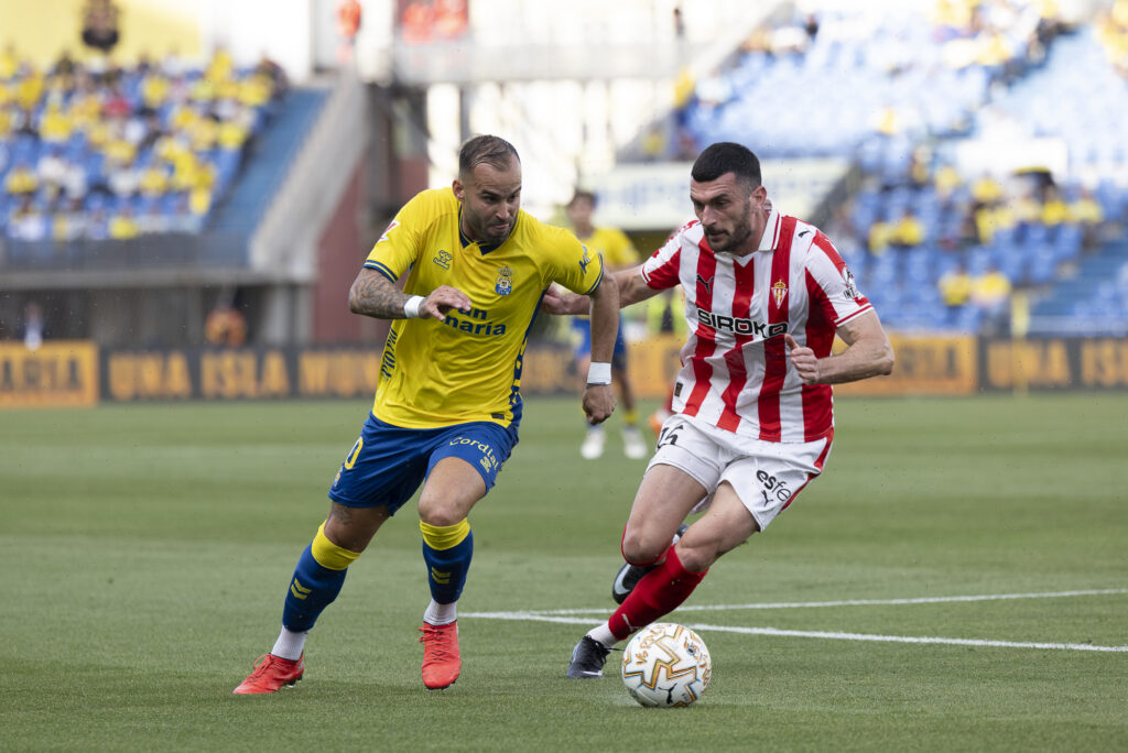 Jesé Rodríguez Sporting1 | udlaspalmas.NET El conjunto grancanario estuvo a punto de quedarse una vez más con la miel en los labios pero Dinko Horkaš permitió que la Unión Deportiva Las Palmas se hiciera con los tres puntos y siga una semana más en promoción de ascenso. Ale García adelantó al conjunto amarillo, que volvió a ser mejor en la