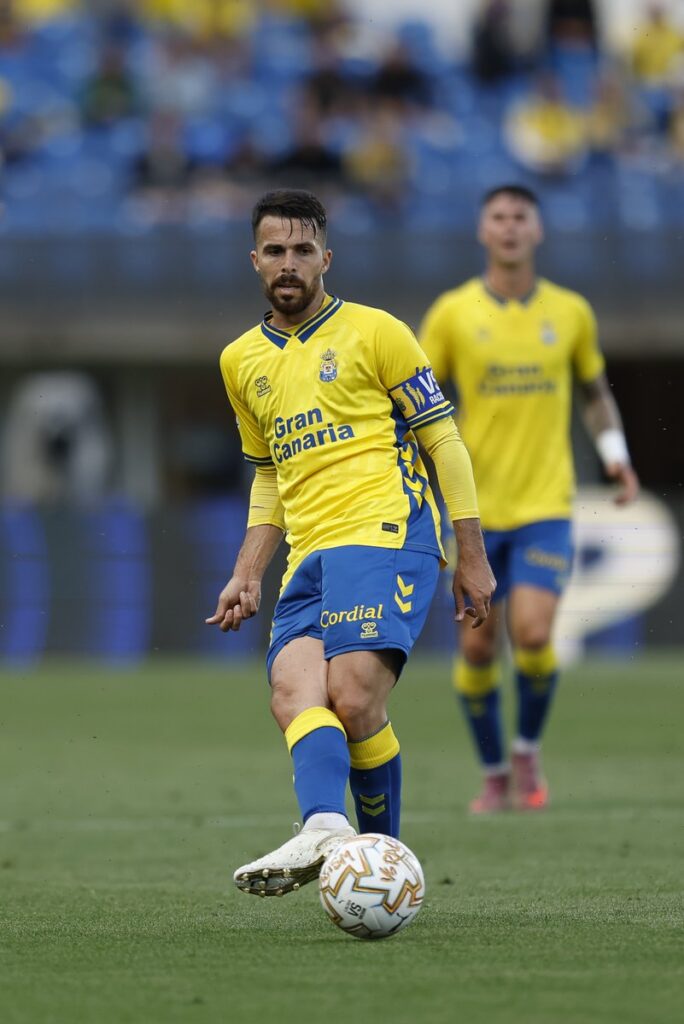 Kirian Rodríguez Sporting | udlaspalmas.NET El conjunto grancanario estrenó este sábado su quinta equipación de la temporada, un equipaje especial para la jornada 'retro' promovida por LaLiga y que no dio 'suerte' en La Rosaleda. Por primera vez en la historia, la Unión Deportiva Las Palmas ha hecho uso de una quinta equipación durante una temporada. Tras volver a recuperar