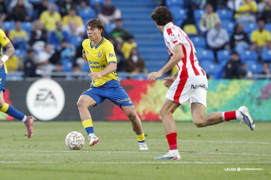 Lorenzo Amatucci Sporting | udlaspalmas.NET El conjunto grancanario estuvo a punto de quedarse una vez más con la miel en los labios pero Dinko Horkaš permitió que la Unión Deportiva Las Palmas se hiciera con los tres puntos y siga una semana más en promoción de ascenso. Ale García adelantó al conjunto amarillo, que volvió a ser mejor en la