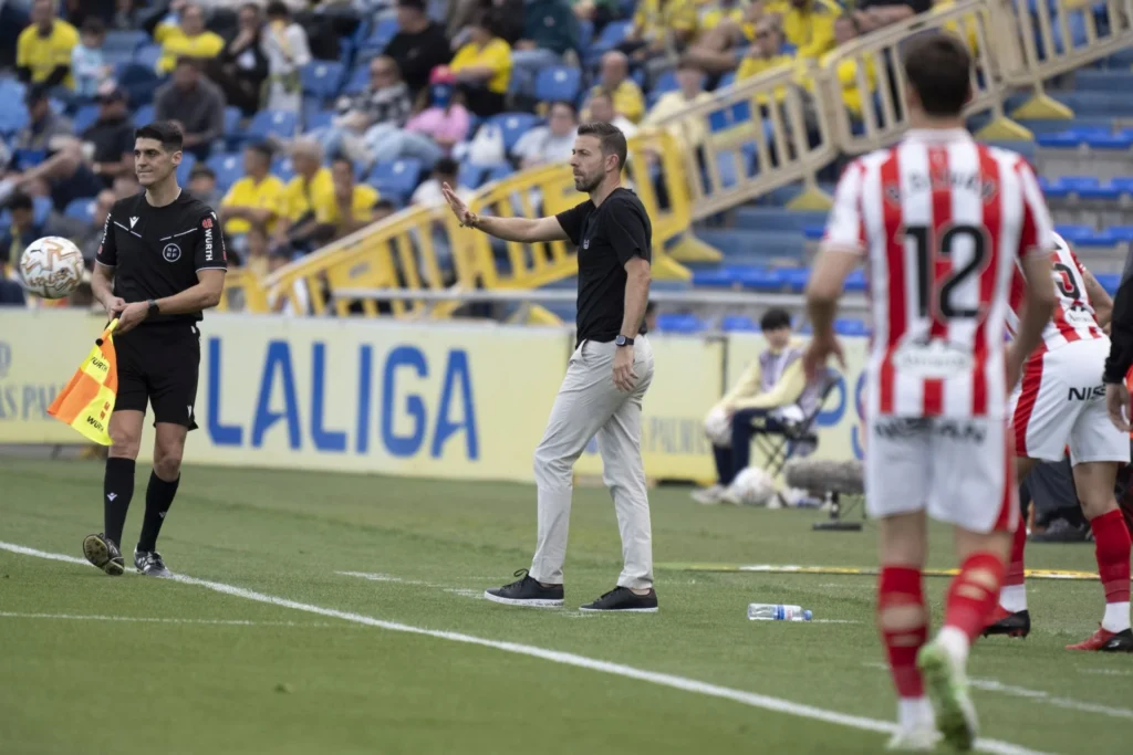 Luis García Sporting1 | udlaspalmas.NET El entrenador de la Unión Deportiva Las Palmas se mostró satisfecho por la victoria contra el Sporting de Gijón y destaca los primeros 75 minutos realizados por el equipo amarillo y realza el trabajo de José Yepes. Tres puntos contra el Sporting de Gijón para volver a sonreír en la Unión Deportiva Las Palmas: "Muy