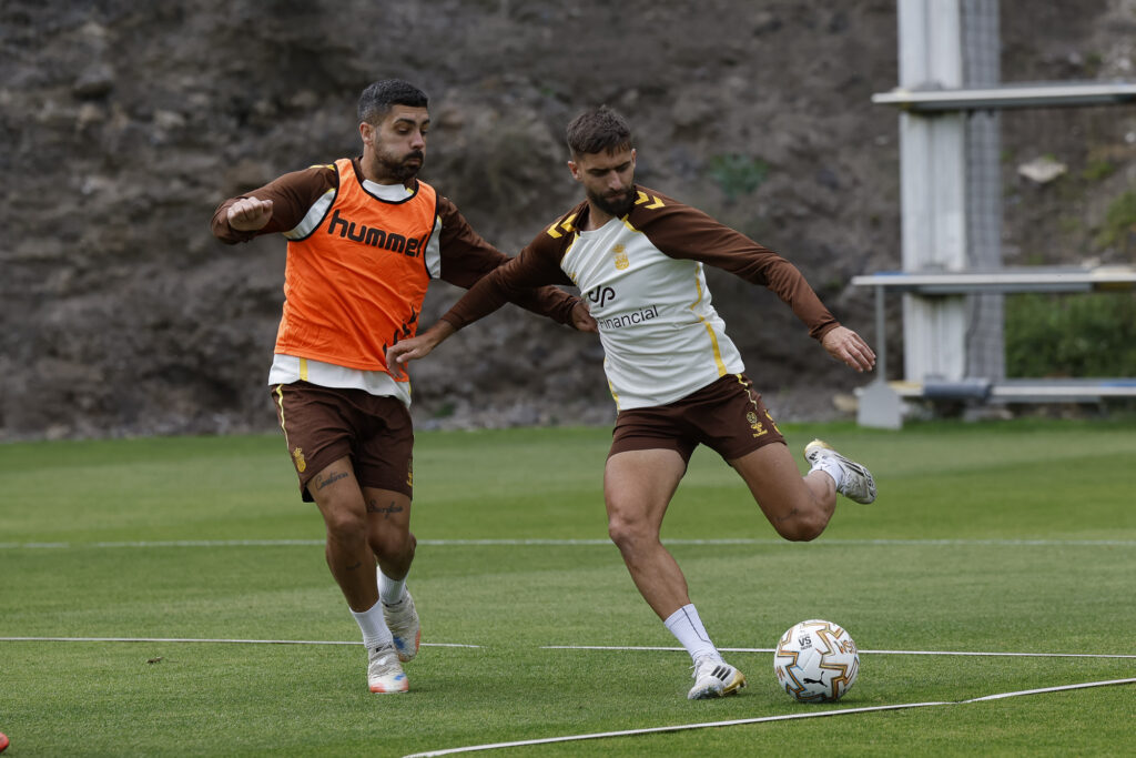 El conjunto grancanario volvió este jueves a los entrenamientos para empezar a preparar el partido de este domingo contra el Sporting. José Antonio Caro se ejercitó con normalidad. Han pasado varios días desde una derrota histórica en el Carlos Belmonte donde la Unión Deportiva Las Palmas fue capaz de llegar ganando al tiempo de descuento