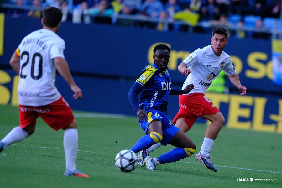 El conjunto andaluz únicamente ha sacado cuatro puntos en la segunda vuelta del campeonato y está a solo tres puntos del descenso además de acumular seis derrotas consecutivas. Cuatro puntos en los últimos quince partidos de LaLiga Hypermotion han hecho que el Cádiz Club de Fútbol sea el peor equipo de la segunda vuelta en