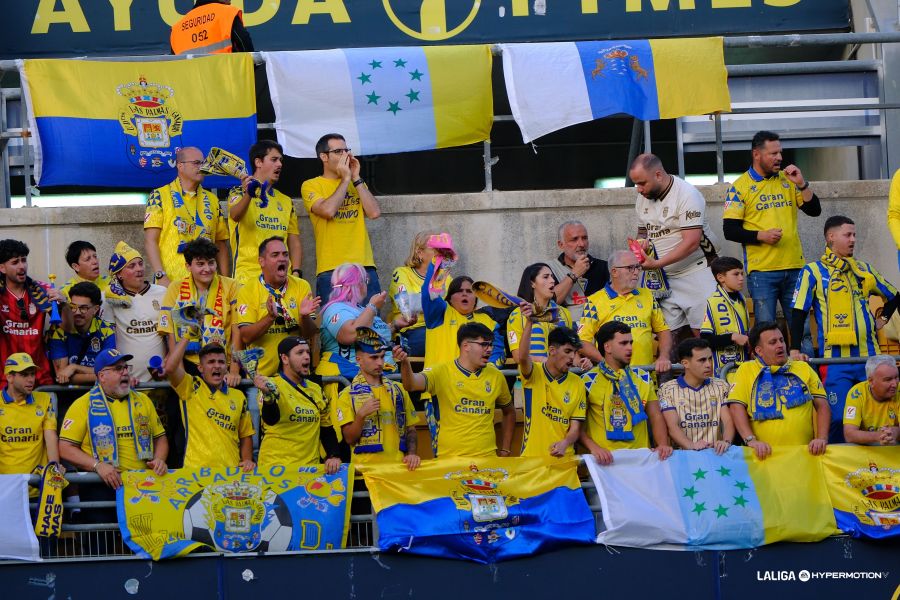 La Unión Deportiva Las Palmas está 'obligada' a ganar el próximo domingo en Riazor y en A Coruña estará presente la marea amarilla, que intentará impulsar a los suyos como ya hiciera en Almería. La Unión Deportiva Las Palmas nunca camina sola y tampoco lo hará este domingo en A Coruña. El conjunto grancanario está