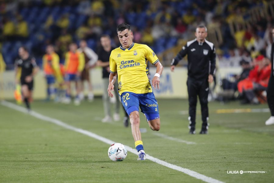 El lateral izquierdo de la Unión Deportiva Las Palmas fue amonestado este viernes contra el Leganés y vio su novena tarjeta amarilla de la temporada. Cabe recordar que Ale García también está apercibido de sanción. Ya son seis los partidos que le quedan a la Unión Deportiva Las Palmas para terminar la competición liguera de