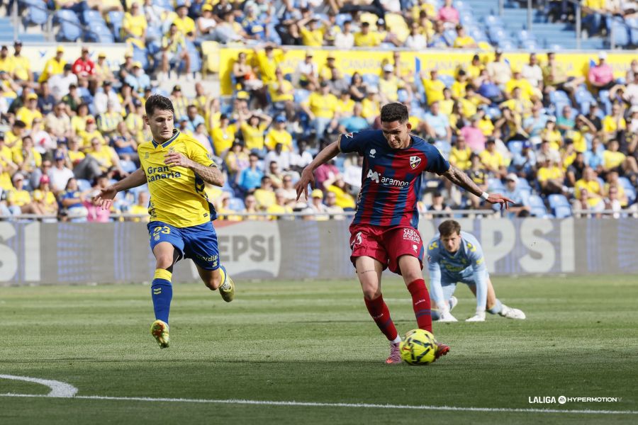 El conjunto grancanario había hecho méritos para adelantarse en el marcador pero el Huesca golpeó primero. Las Palmas, liderado por jugadores como Jesé Rodríguez y Estanis Pedrola, le dio la vuelta al marcador para aprovechar los resultados favorables de la zona de arriba y sigue soñando con aspirar al retorno directo a Primera División. Hasta