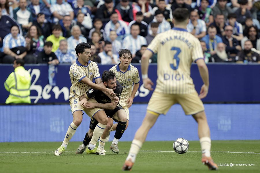 Los jugadores de la Unión Deportiva Las Palmas se mostraron disgustados tras la dura derrota sufrida contra el Málaga. El equipo amarillo compitió durante casi una hora hasta que llegó el primero del conjunto andaluz. Jonathan Viera, voz autorizada en el vestuario, fue el primero en dar la cara sobre el césped de La Rosaleda: